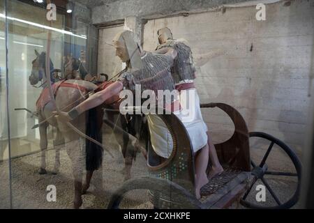 Exposition de chars à l'intérieur du Yad la-Shiryon (Le site commémoratif du corps d'armée et le musée de Latrun) Musée et mémoire du corps blindé d'Israël Banque D'Images