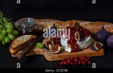 Camembert cuit au four avec baies, miel et figues. Banque D'Images