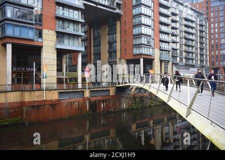 Le pont piétonnier de la rivière Irwell, Manchester. Cette passerelle traverse la rivière Irwell depuis un point adjacent à la maison publique Mark Addy, sur la Sal Banque D'Images