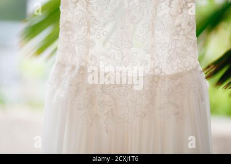 Gros plan de la texture du motif de la robe de la mariée à la taille de la robe. Banque D'Images