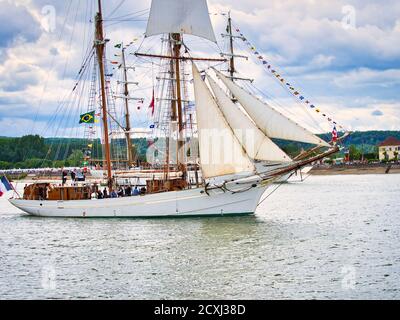 ROUEN, FRANCE - juin Circa, 2020. Belle poule deux mâts goélette sur la Seine pour l'exposition internationale Armada. Navire d'entraînement fos cadets sa Banque D'Images