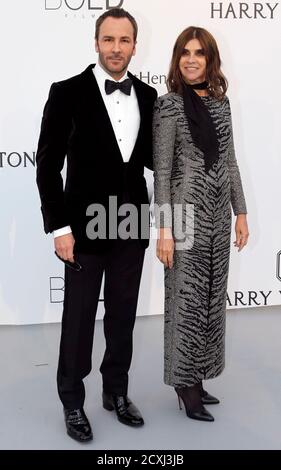 Le designer américain Tom Ford (L) et l'ancien rédacteur en chef Vogue  Paris, Carine Roitfeld pose lors d'un photocall alors qu'ils assistent à  l'événement Cinema Against AIDS 2015 de l'amfAR lors du 68e Festival de  Cannes à Antibes, près de Cannes ...