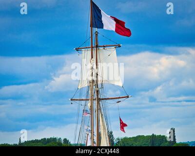 ROUEN, FRANCE - juin Circa, 2020. Partie de Belle poule deux mâts goélette sur la Seine pour l'exposition internationale Armada. Navire d'entraînement fos c Banque D'Images