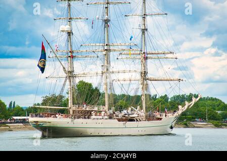 ROUEN, FRANCE - juin Circa, 2020. Belle poule deux mâts goélette sur la Seine pour l'exposition internationale Armada. Navire d'entraînement fos cadets sa Banque D'Images