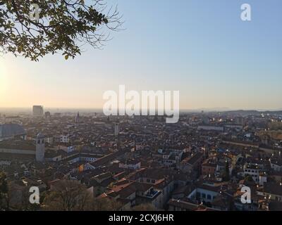 panorama de la ville de Brescia au coucher du soleil avec une vue large du bastion du château. Photo de haute qualité Banque D'Images