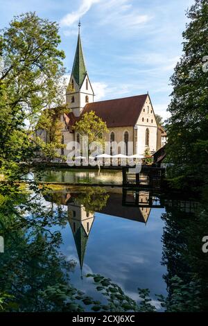 L'église près du magnifique lac Blautopf à Blaubeuren, Bade-Wurtemberg, Allemagne. Un reflet de ceux-ci dans le lac Blatopf Banque D'Images