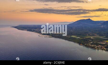 Vue aérienne de la côte est de la Corse vue depuis Moriani Plage au coucher du soleil, France Banque D'Images