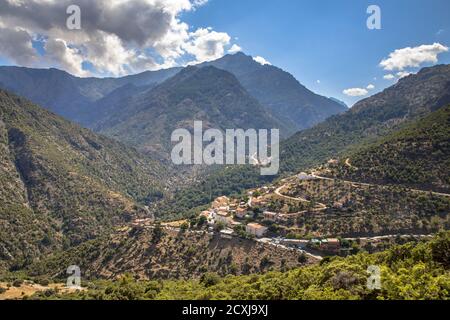 Vue sur le village d'Asco dans les gorges de l'Asco avec vue sur la montagne Cinto en haute Corse sur l'île corse, France Banque D'Images