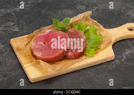 Raw tuna steak ronde prêt pour grill Banque D'Images