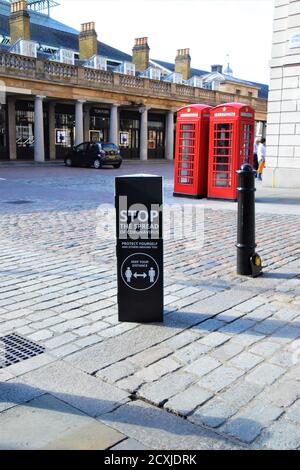 Londres, Royaume-Uni. 5 septembre 2020. Un panneau de rue 'stop la propagation du coronavirus' est visible dans Covent Garden.social distance et arrêter la propagation du coronavirus les panneaux de rue sont placés dans plusieurs endroits dans Covent Garden pour créer la sensibilisation contre la propagation du nouveau coronavirus crédit: Vuk Valcic/SOPA Images/ZUMA Wire/Alay Live News Banque D'Images