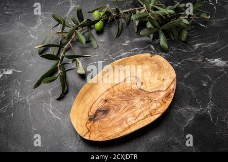 plateau de fromages en bois sur marbre Banque D'Images