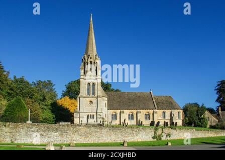 L'église paroissiale de St Mary reconstruite en 1861 dans le style gothique néo-normand, village de Batsford, Gloucestershire, Royaume-Uni Banque D'Images