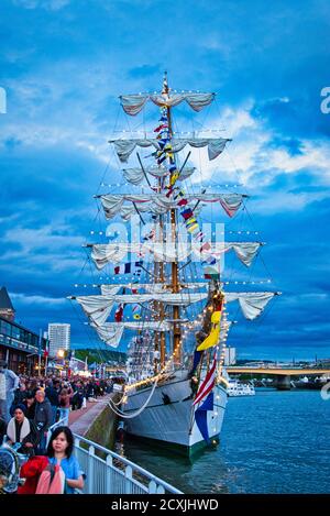 ROUEN, FRANCE - juin Circa, 2019. Partie de la grande goélette mexicaine à trois mâts Cuauhtemoc sur la Seine pour le défilé de l'Armada. La nuit. Formation Banque D'Images