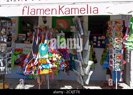 Cadeaux à vendre en dehors d'une boutique dans le centre-ville, Frigiliana, Espagne. Banque D'Images