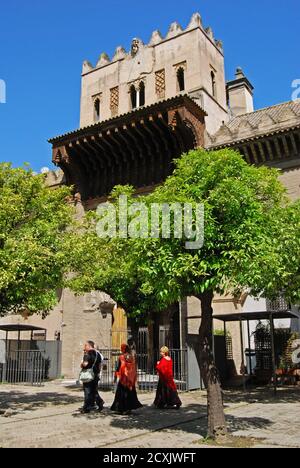 La porte de la cathédrale de la sortie du pardon (Puerta del Perdon) dans le patio de los Naranjos, Séville, Espagne. Banque D'Images