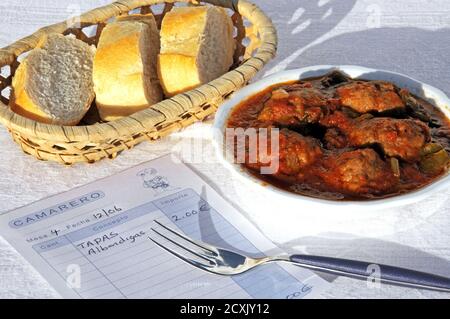 Boulettes de viande espagnoles (Albondicas) tapas avec pain et reçu, Calahonda, Espagne. Banque D'Images