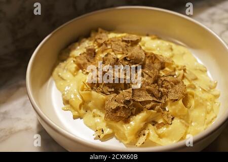 Gros plan sur une truffe noire en tranches recouverte de spaghetti Carbonara Banque D'Images