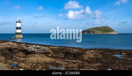 Penmon Lighthouse et Puffin Island, Penmon point, Anglesey, pays de Galles Banque D'Images