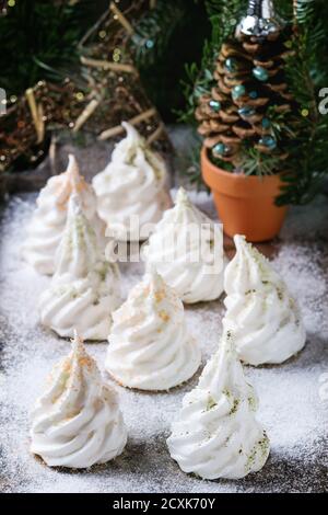 Blanc maison meringue française comme sapin de Noël décoré par sucre et de couleur en poudre matcha tee plus vieux métal fond avec maison de vacances decorat Banque D'Images