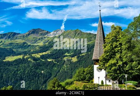Église de Wengen au-dessus de la vallée de Lauterbrunnen, Suisse Banque D'Images