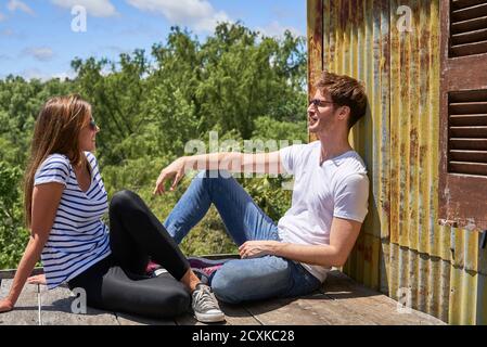 Jeune couple se détendant sur le balcon Banque D'Images