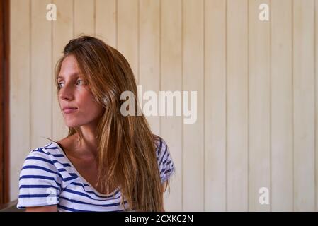 Belle jeune femme assise sur le lit Banque D'Images