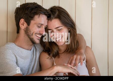 Couple assis dans la chambre Banque D'Images
