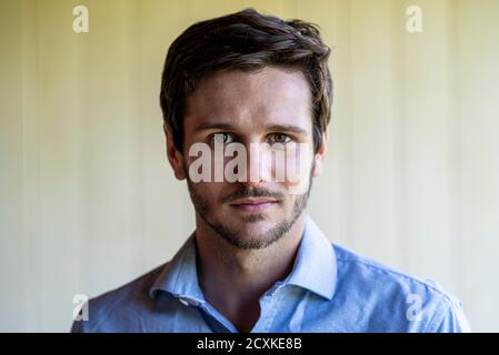 Portrait d'un jeune homme debout dans la maison Banque D'Images