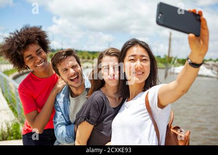 De jeunes amis heureux qui prennent le selfie sur un smartphone Banque D'Images