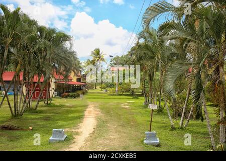 Plantation restaurée appelée Frederiksdorp sur la rivière Commewijne. Maintenant hôtel. Au Suriname, en Amérique du Sud Banque D'Images