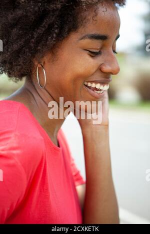 Portrait d'une jeune femme souriante debout dans le parc Banque D'Images