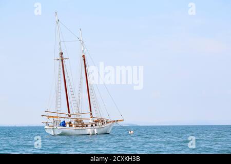 Ancien bateau au large de Sirmione sur le lac de Garde bercé par les vagues au coucher du soleil. Bateau pancient de haute qualité au large de Sirmione, sur le lac de Garde, bercé par les vagues au soleil Banque D'Images