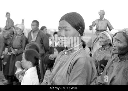 La jeune mongole regarde les compétitions du festival Naadam dans la région de Gobi à Ulziit, photo prise en 1977 Banque D'Images