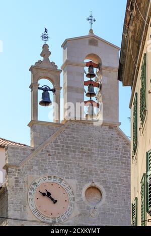 SIBENIK, CROATIE - 2017 AOÛT 18. Église de St Barbara avec clocher et horloge. Banque D'Images