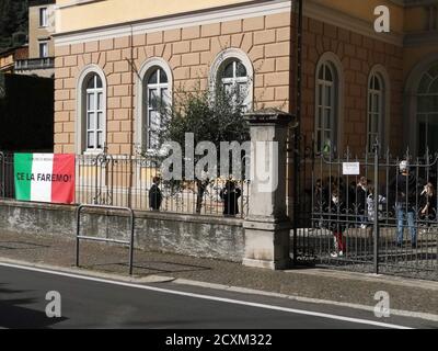 Enfants jouant dans la cour d'école, Menaggio, Côme Banque D'Images