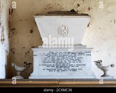 Tombe de Mary Thornton dans l'église Saint-Martin Un bâtiment de style normand de grade II* à Allerton Mauleverer Près de Knaresborough Yorkshire England Banque D'Images