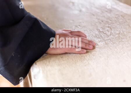 Paume de l'homme et manche de la robe de l'homme Banque D'Images