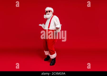 Vue sur toute la longueur du corps de son beau gaieté Joyeux Noël hipster barbu danse avoir le repos cool En décembre isolé Bright Banque D'Images