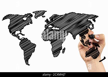 Carte du monde. Doodle sur un tableau blanc, écrit avec un marqueur noir dans une main. Tracer un texte d'esquisse sur un tableau blanc Banque D'Images