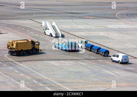 Appareil de nettoyage universel Airfield, remorqueur à poussette, véhicule à marches d'embarquement des passagers, tracteur avec chariots à bagages et monospace au niveau du tablier de l'aéroport Banque D'Images