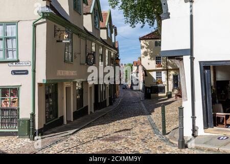 Historique Elm Hill dans la vieille ville, une ruelle pavée avec de nombreux bâtiments datant de la période Tudor, Norwich, Norfolk, Angleterre, Royaume-Uni. Banque D'Images
