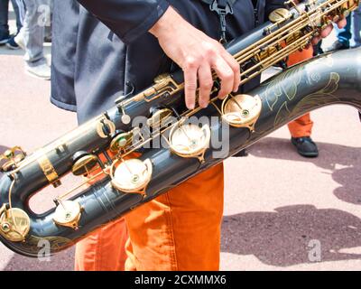 ROUEN, FRANCE - JUIN CIRCA, 2019. Des marins non identifiés défilent dans les rues au festival de la Marine., marche, jouer de la musique. Armada, le plus important Banque D'Images