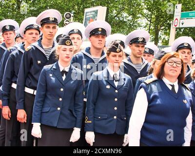 ROUEN, FRANCE - JUIN CIRCA, 2019. Des marins non identifiés défilent dans les rues au festival de la Marine., marche, jouer de la musique. Armada, le plus important Banque D'Images