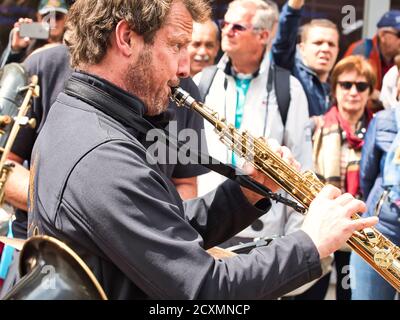 ROUEN, FRANCE - JUIN CIRCA, 2019. Des marins non identifiés défilent dans les rues au festival de la Marine., marche, jouer de la musique. Armada, le plus important Banque D'Images