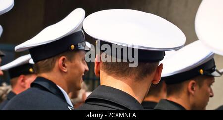ROUEN, FRANCE - JUIN CIRCA, 2019. Des marins non identifiés défilent dans les rues au festival de la Marine., marche, jouer de la musique. Armada, le plus important Banque D'Images
