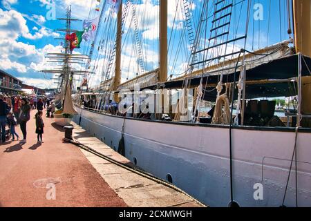 ROUEN, FRANCE - JUIN CIRCA, 2019. Partie du navire de sauvetage à quatre mâts Santa Maria Manuela, ex portugais flotte blanche Lugger sur la Seine pour Arm Banque D'Images