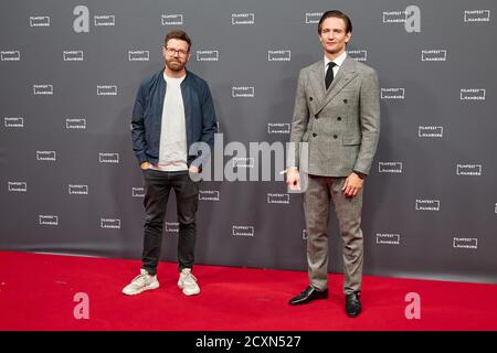 Hambourg, Allemagne. 30 septembre 2020. Sven Bohse (l), réalisateur, et August Wittgenstein, acteur, viennent à la première du film de télévision "le secret du Totenwald" au Filmfest Hamburg. Credit: Georg Wendt/dpa/Alay Live News Banque D'Images