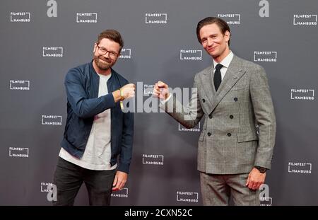 Hambourg, Allemagne. 30 septembre 2020. Sven Bohse (l), réalisateur, et August Wittgenstein, acteur, viennent à la première du film de télévision "le secret du Totenwald" au Filmfest Hamburg. Credit: Georg Wendt/dpa/Alay Live News Banque D'Images