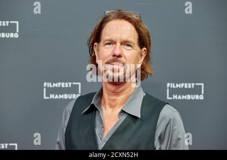 Hambourg, Allemagne. 30 septembre 2020. Stephan Kolditz, auteur, vient à la première du film de télévision "le secret du Totenwald" au Filmfest Hamburg Credit: Georg Wendt/dpa/Alay Live News Banque D'Images
