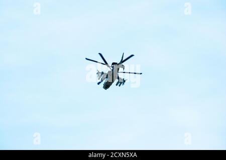 L'hélicoptère d'attaque militaire russe K-52 Alligator vole contre le ciel bleu et nuages Banque D'Images